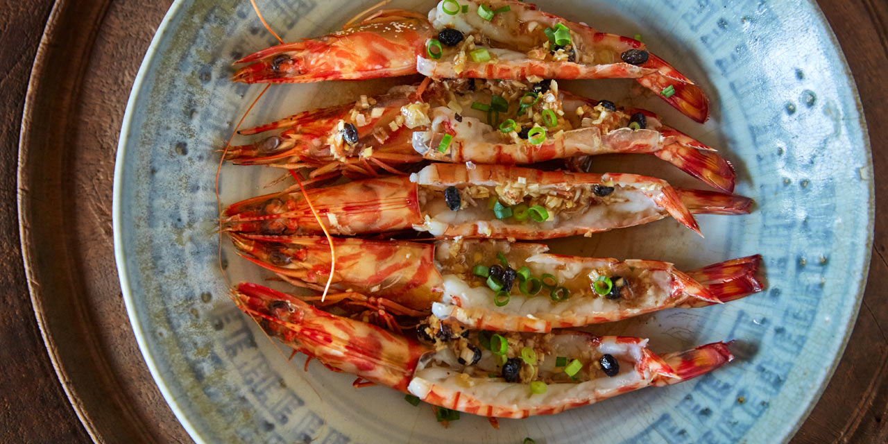 料理家・冷水希三子がつくる、姫島車えびのセビーチェと豆鼓蒸し