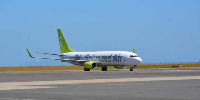 滑走路上にいる飛行機