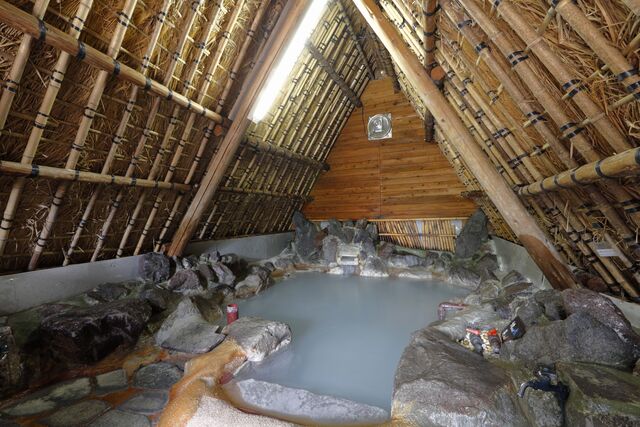 葺き屋根の貸切湯