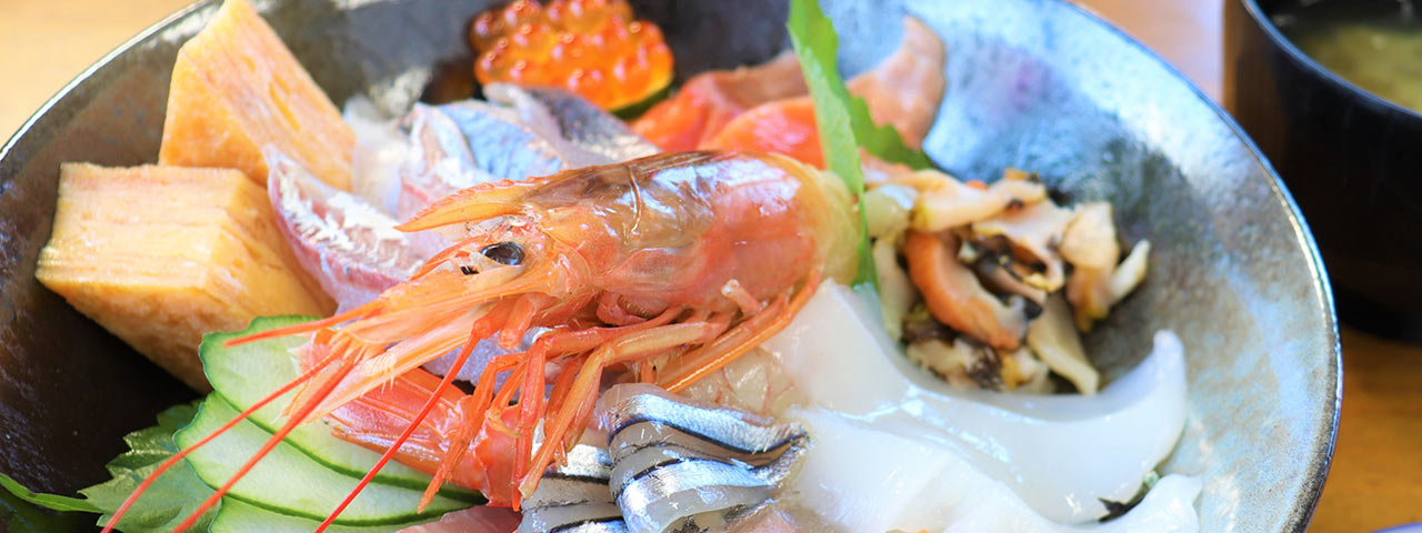 〈市場食堂 日保丸〉の海鮮丼