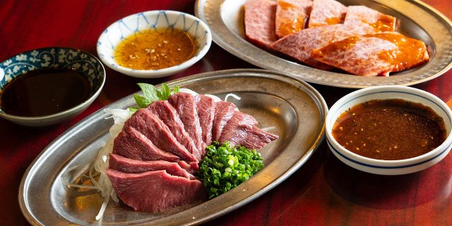 〈焼肉ホルモン 一力〉のシン刺しと極上ロース