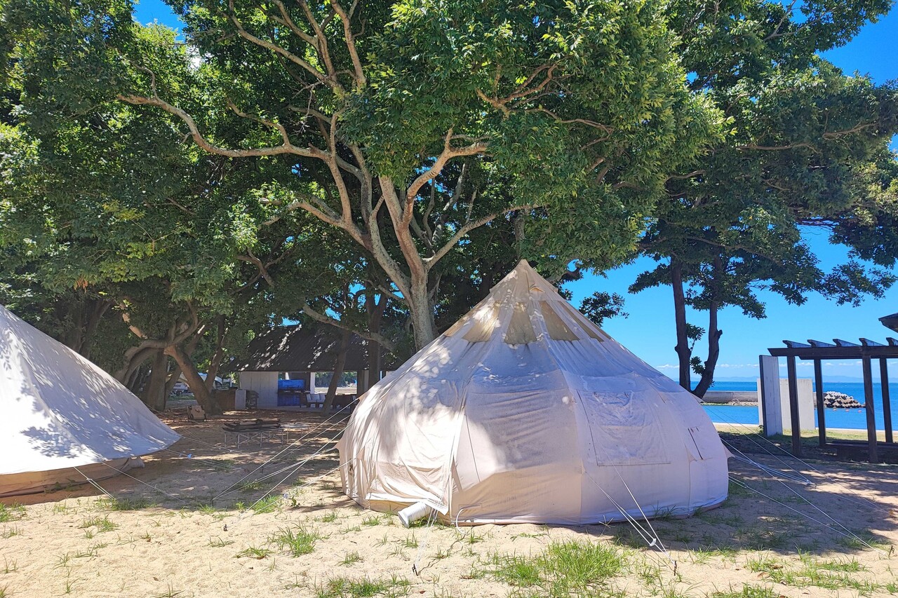 砂浜の上に建つテント