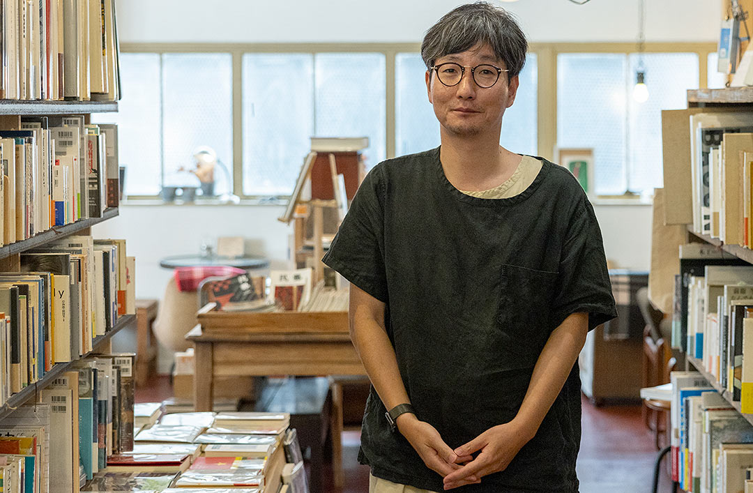 旅の予定を狂わせる店”。大分市〈カモシカ書店〉岩尾晋作さん | edit