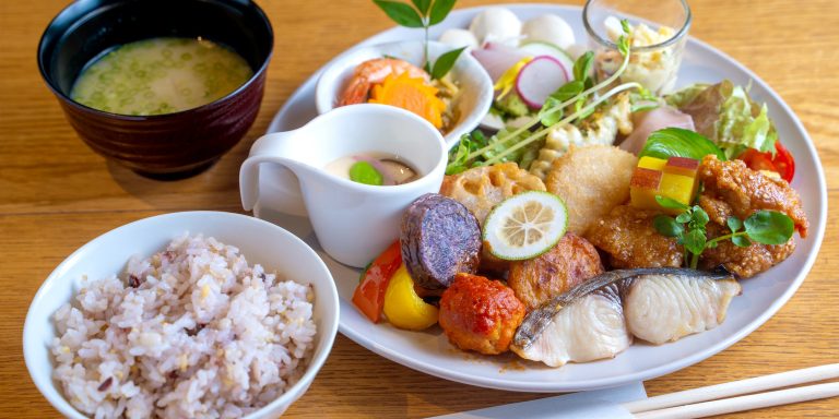 〈oita yukai～ゆかい～〉で提供される、和食ランチ「ゆかいプレート」