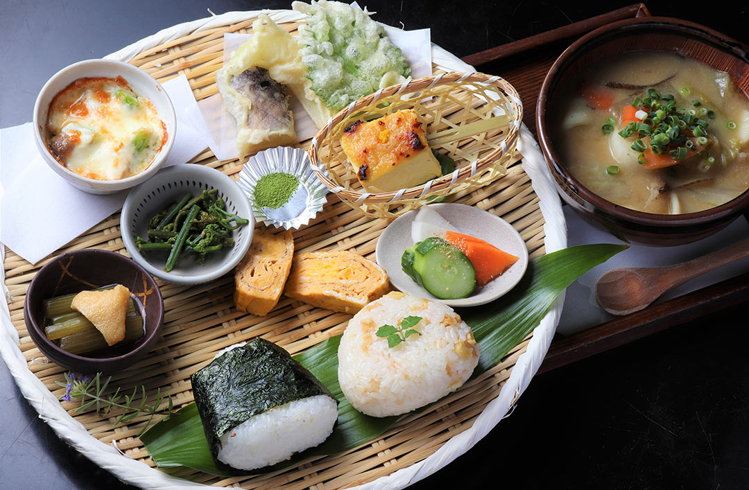別府甘味茶屋〉の人気メニュー「畑の茶屋弁当」。丁寧に仕込みがされた