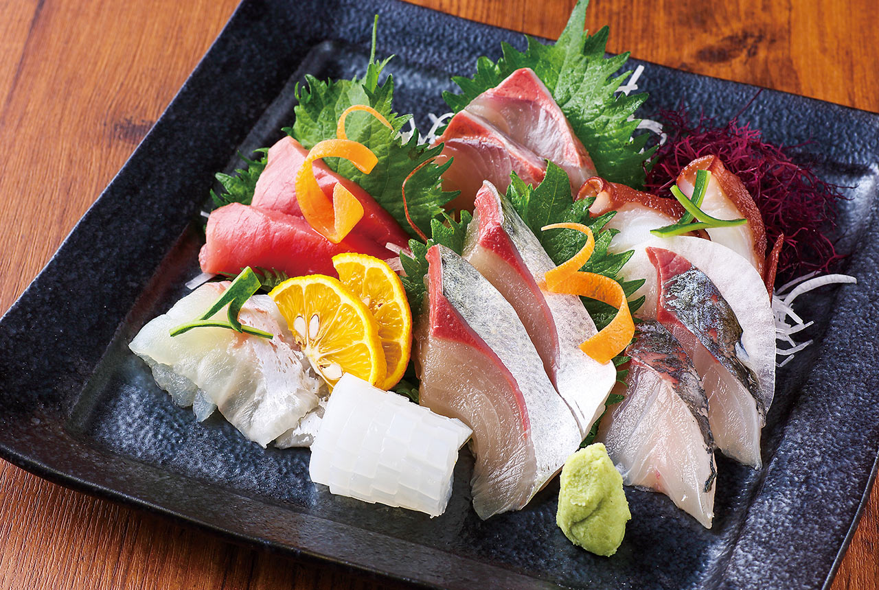 〈郷土料理 こつこつ庵〉の刺し身盛り合わせ