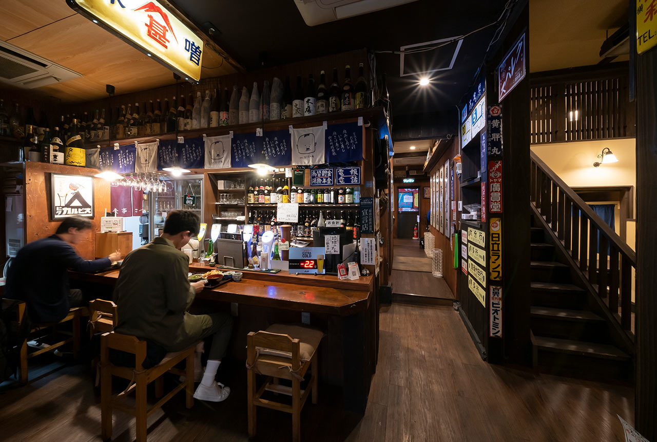 〈郷土料理 こつこつ庵〉の店内