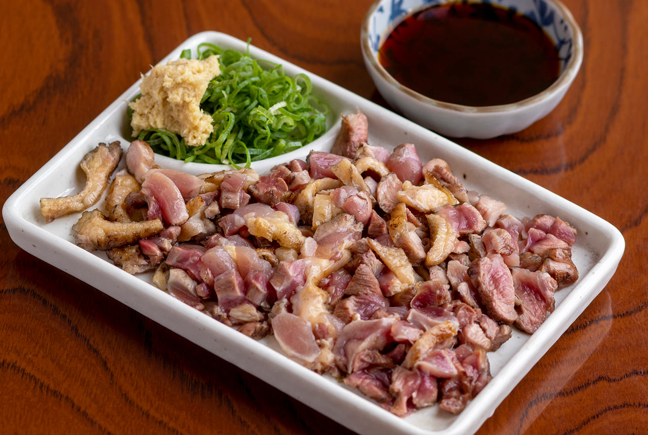 たっぷり盛り付けられた〈まんとく〉の「たたき」