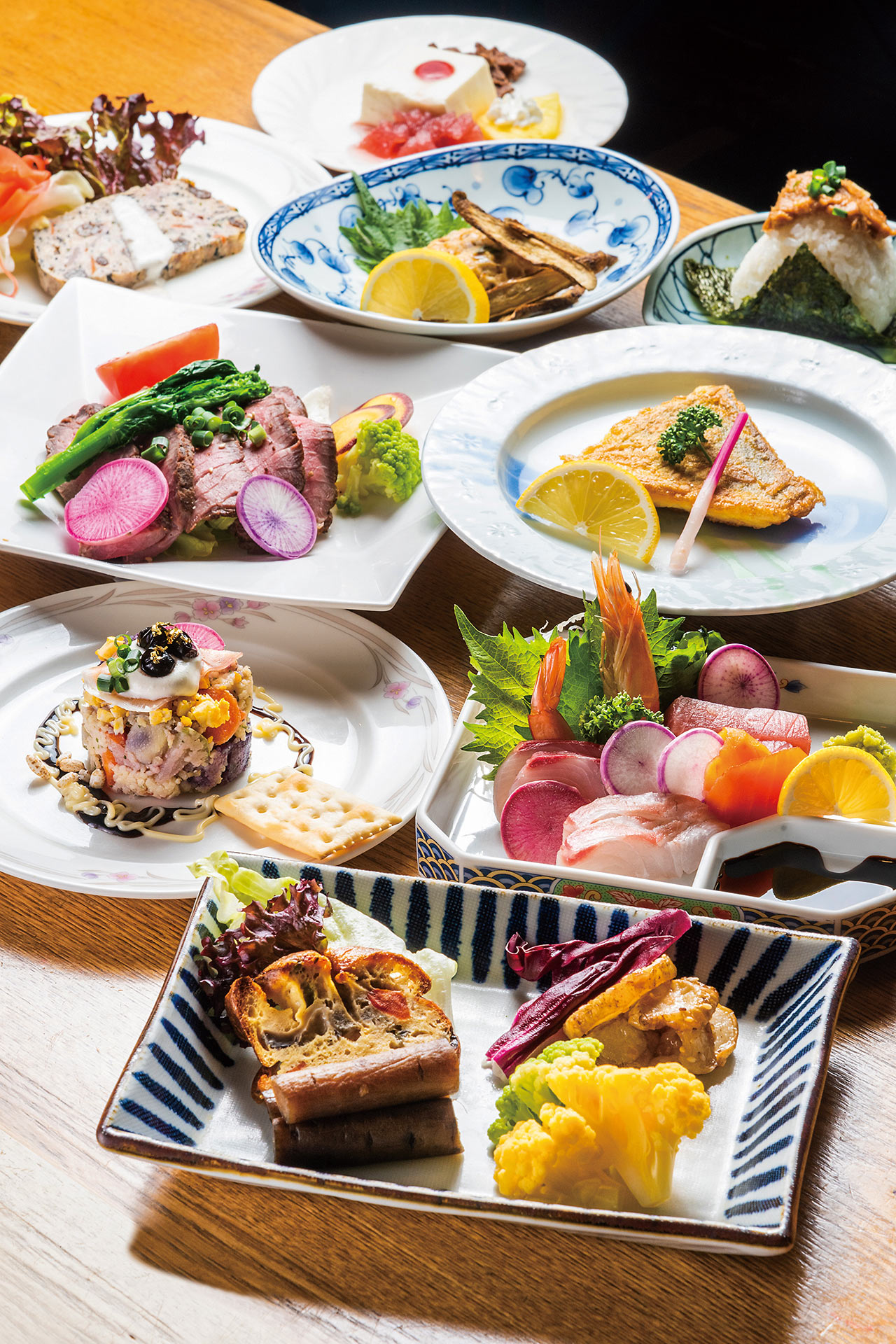〈旬味彩々 じょうくら〉のコース料理の品々がならぶ