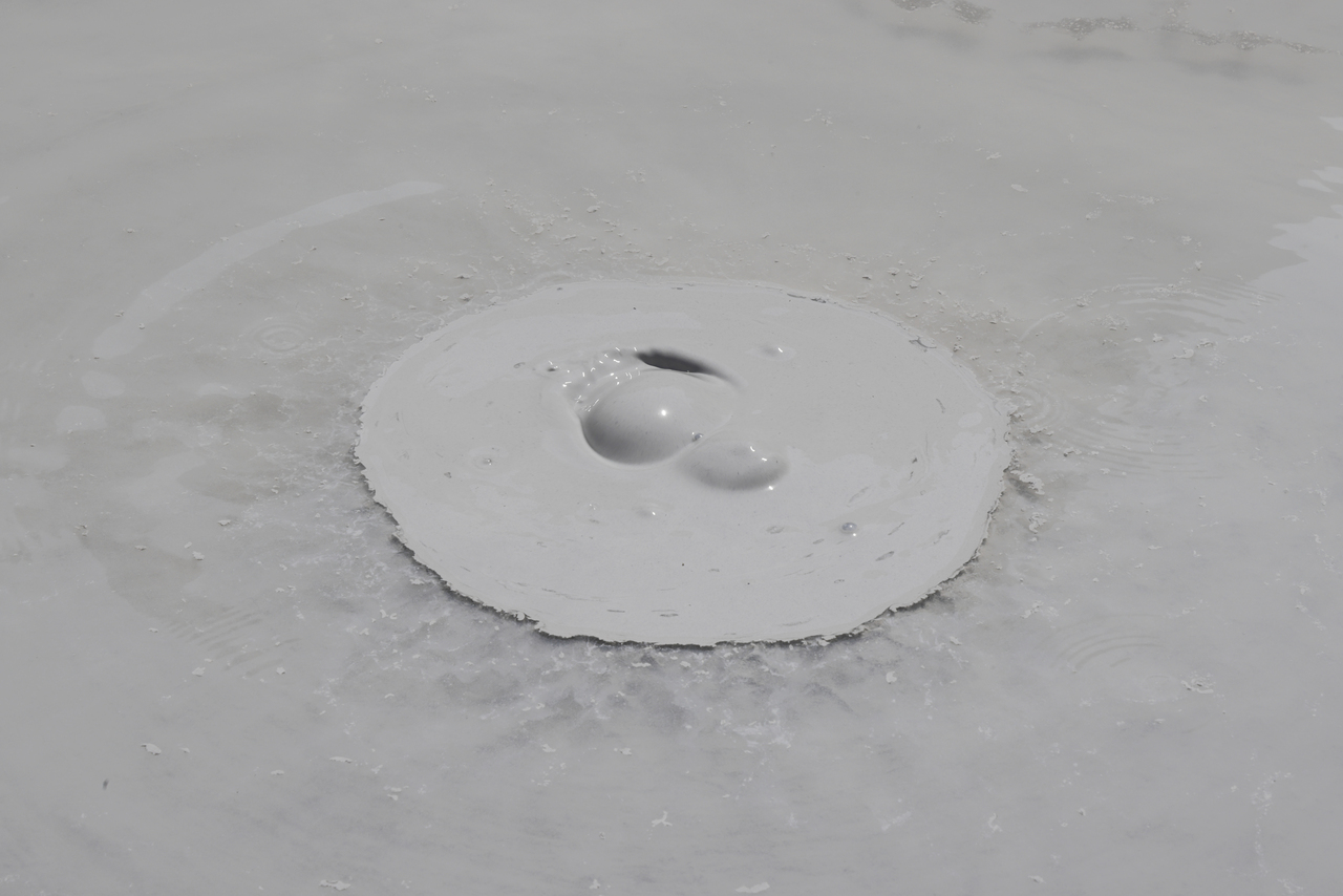 熱泥が湧き上がる様子
