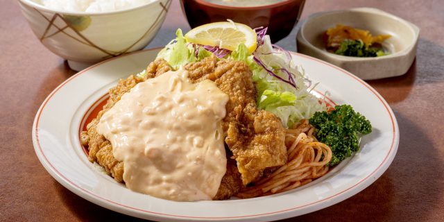 〈金なべ亭〉の「チキン南蛮定食」