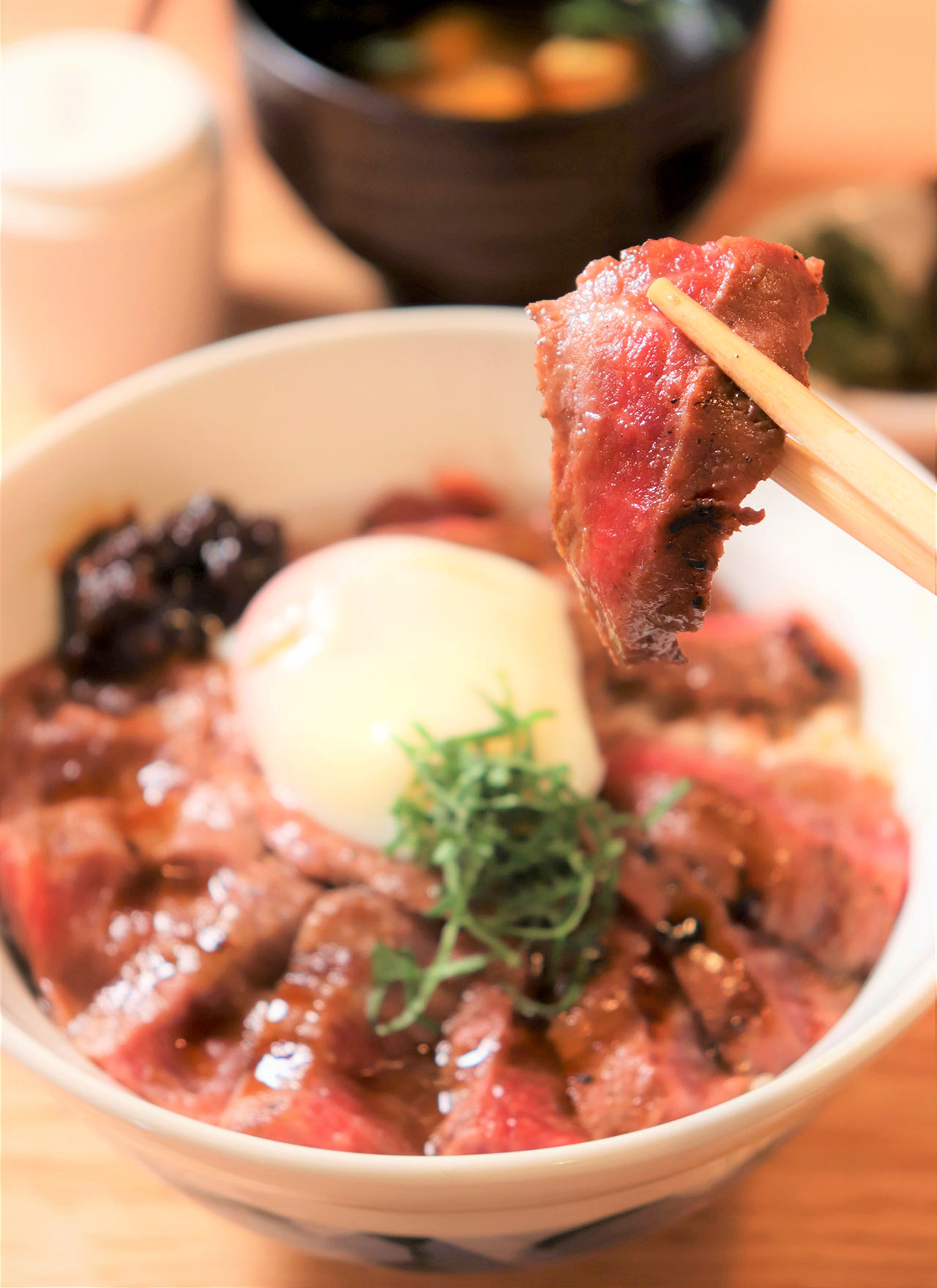 〈うしとさかな〉の「極みのあか牛丼」