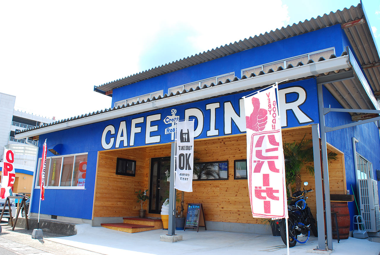 真っ青な外壁が目を引く〈Cross Road 520〉の外観