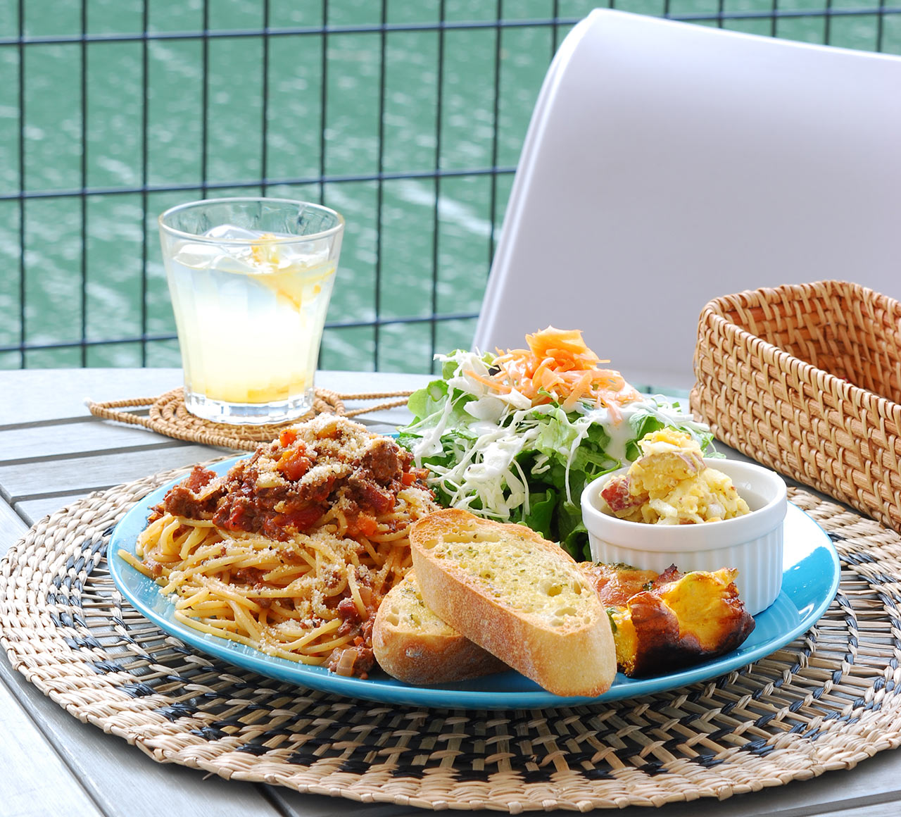 パスタとバゲット、サラダなどがセットになった〈アウローラ〉のランチプレート