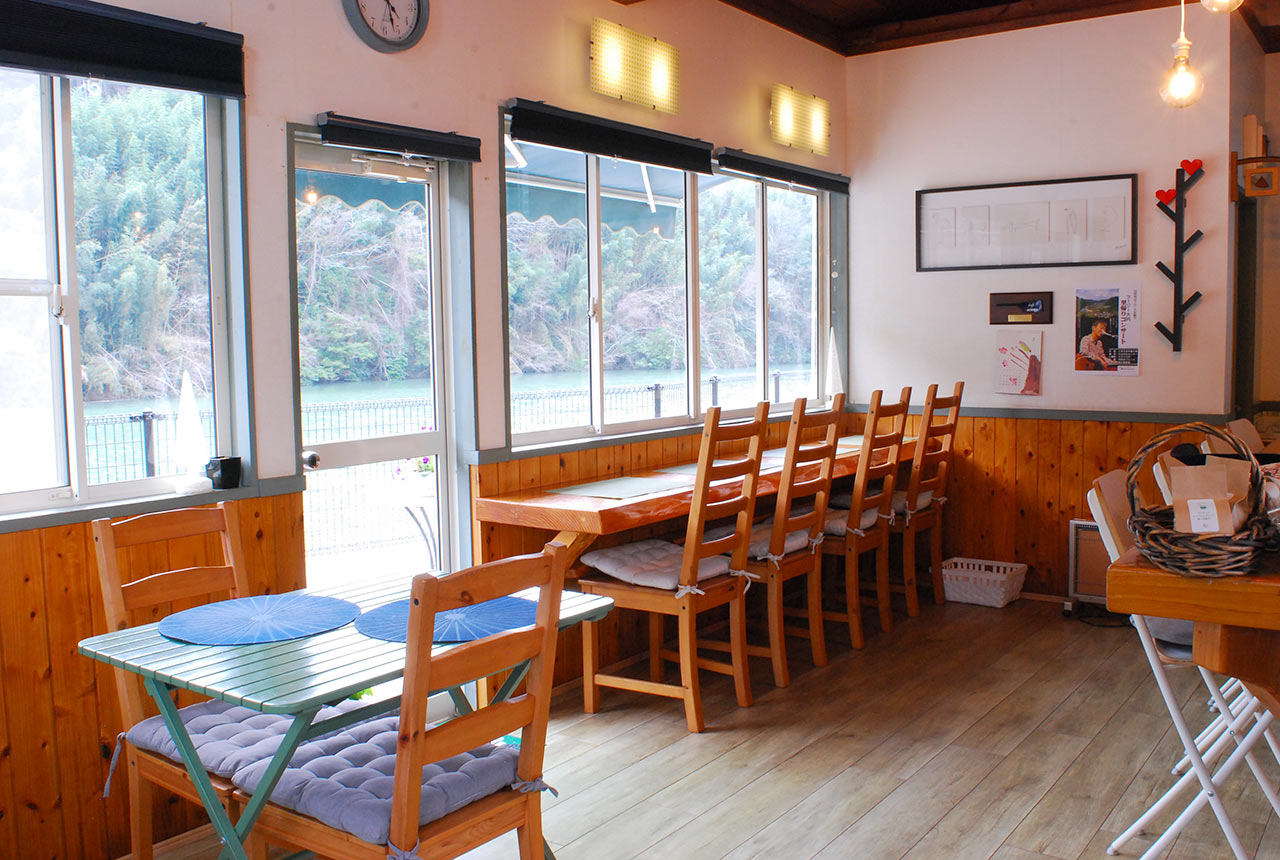 〈アウローラ〉の店内