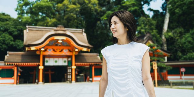 宇佐神宮の本殿の前に立っている宇賀なつみさん