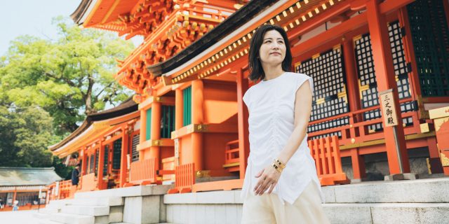 宇佐神宮の本殿の前に立つ宇賀なつみさん