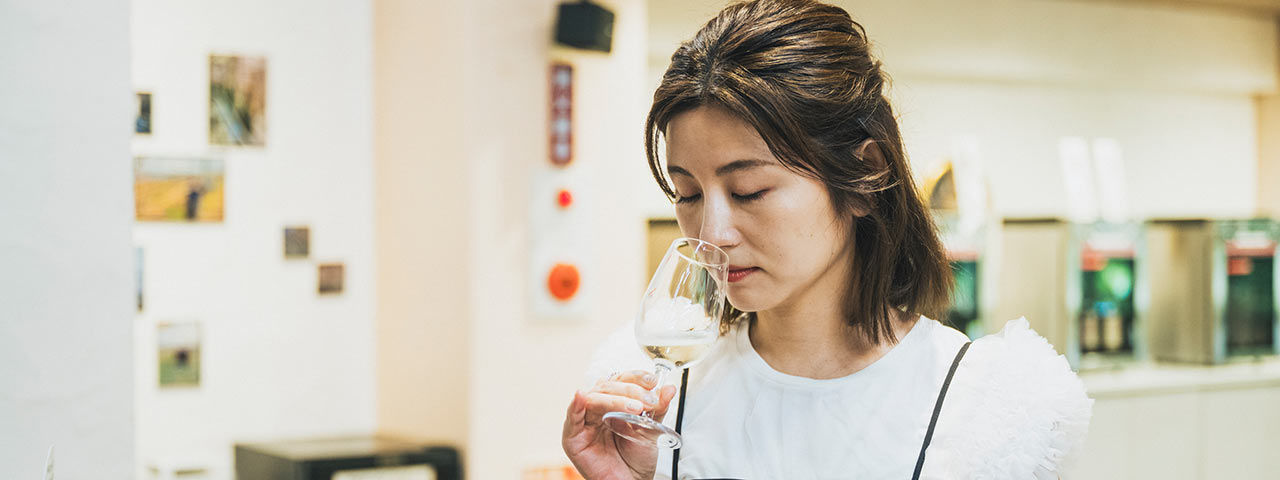 〈安心院葡萄酒工房〉でワインの試飲をする宇賀なつみさん