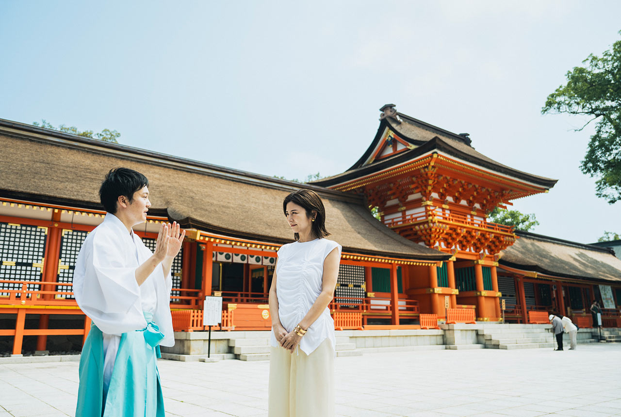 権禰宜（ごんねぎ）の山本宗龍さんの解説に耳を傾ける宇賀さん