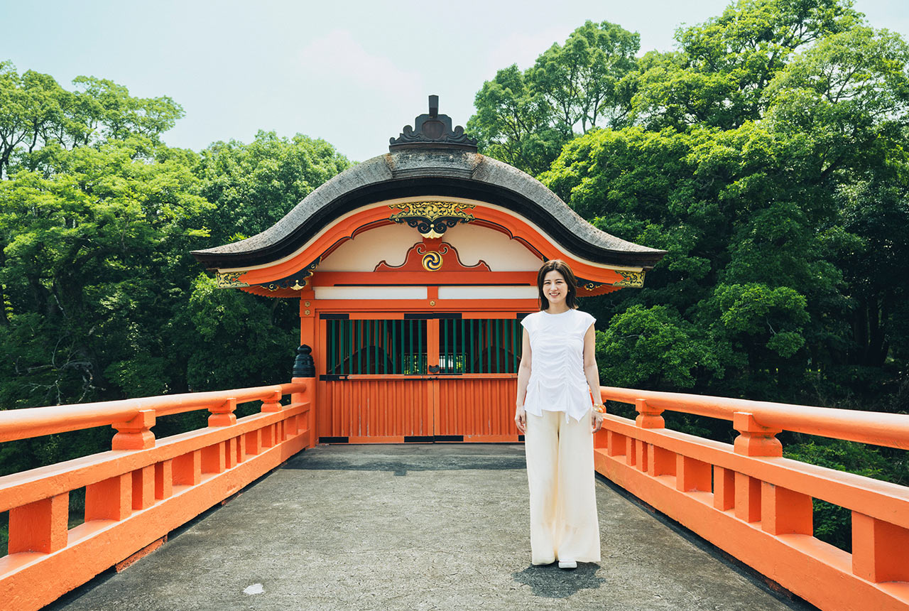 呉橋の扉の前に立つ宇賀さん