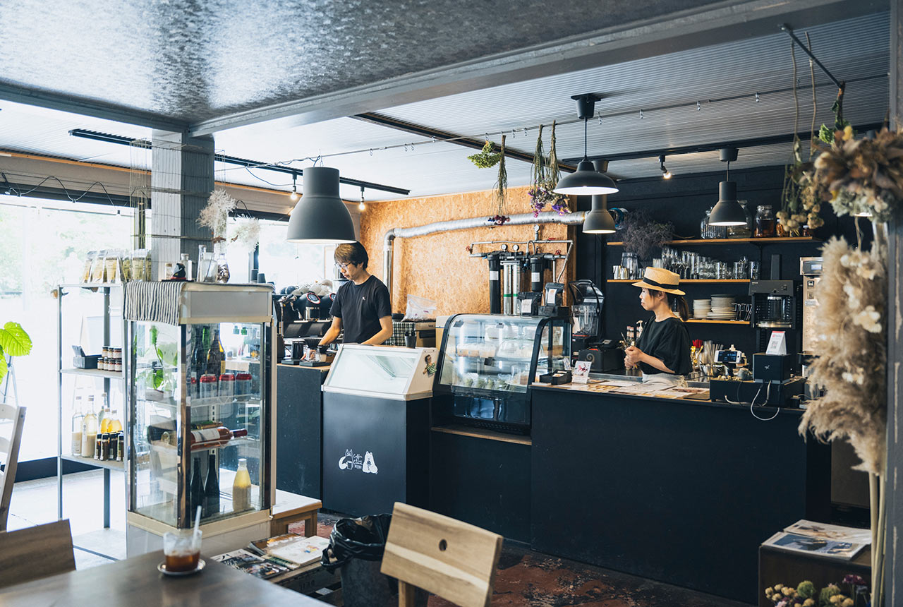 黒を基調とした〈KURU〉の店内