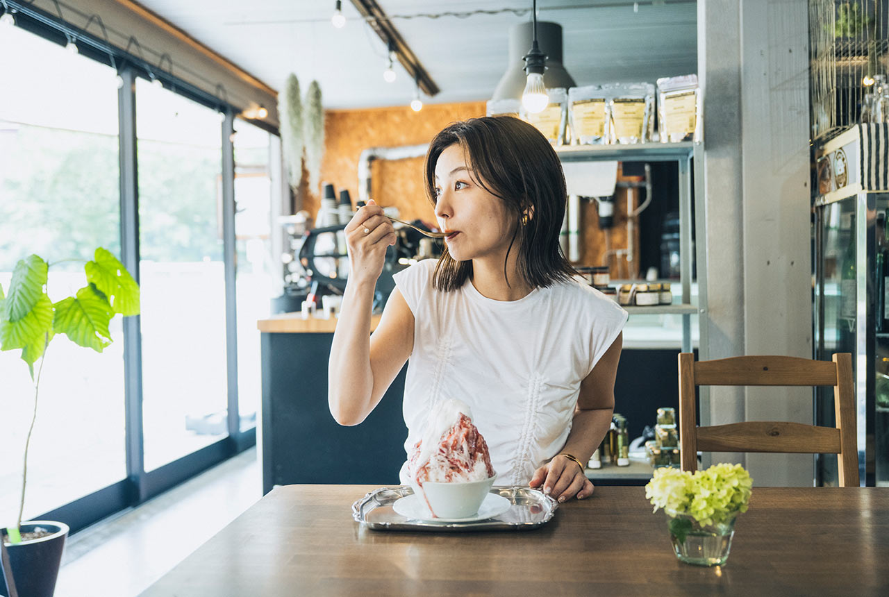 イチゴミルクかき氷を食べる宇賀さん
