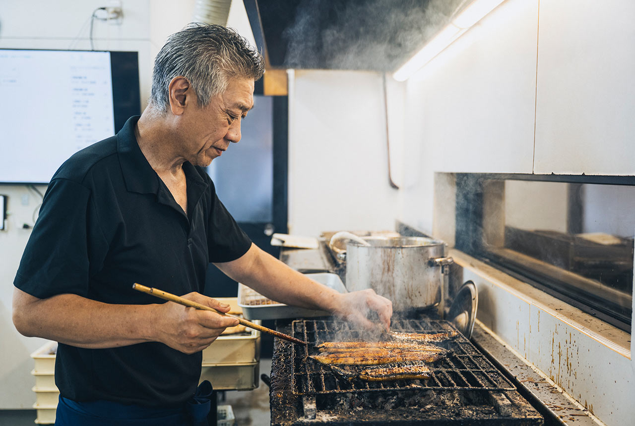 鰻を焼く厨房の様子