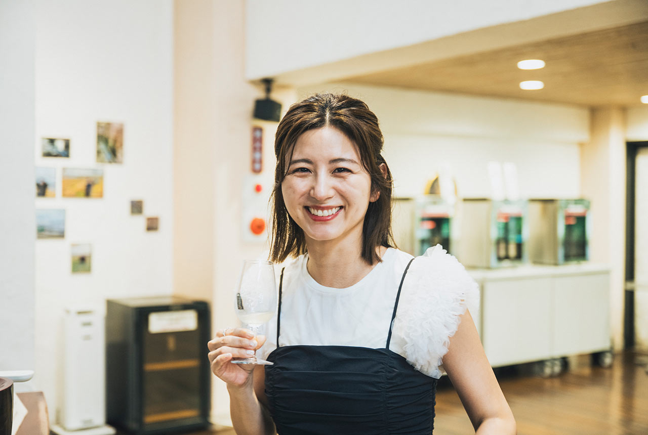 試飲中に笑顔を見せる宇賀さん