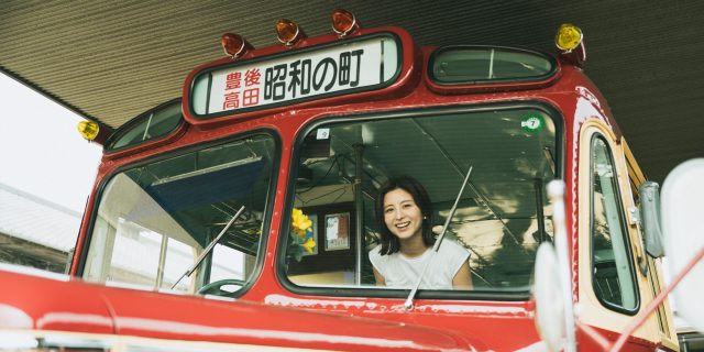 ボンネットバスの助手席に座る宇賀なつみさん