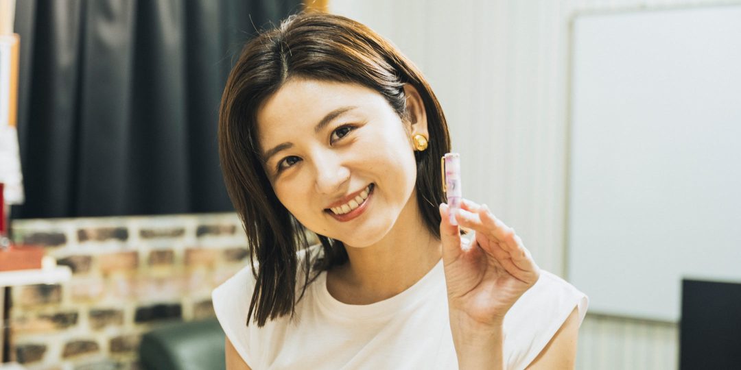 手のひらサイズの万年筆を手にする宇賀なつみさん