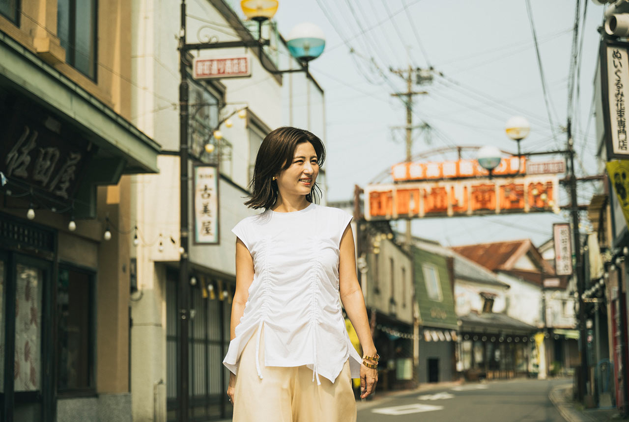 商店街「豊後高田昭和の町」を歩く宇賀さん