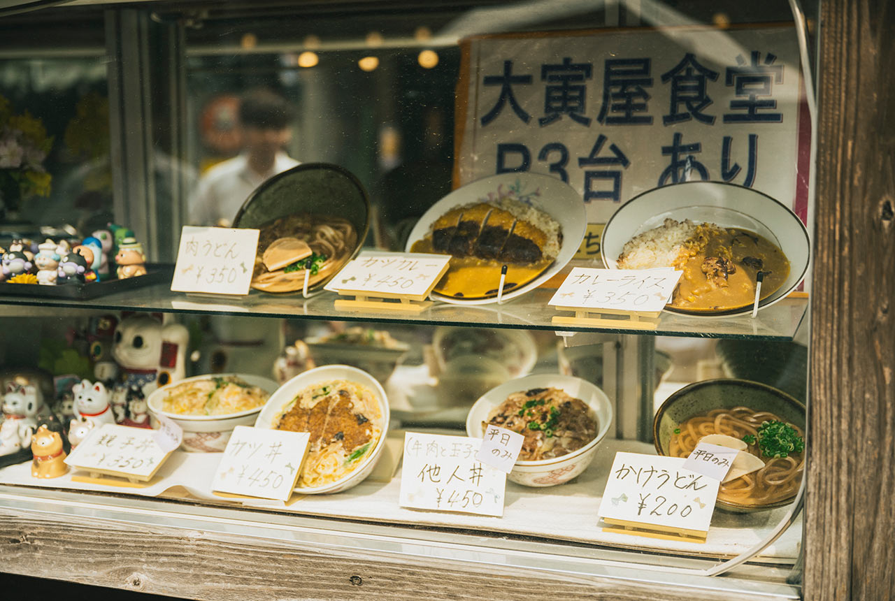 レトロな食品サンプルが並ぶ食堂の店頭