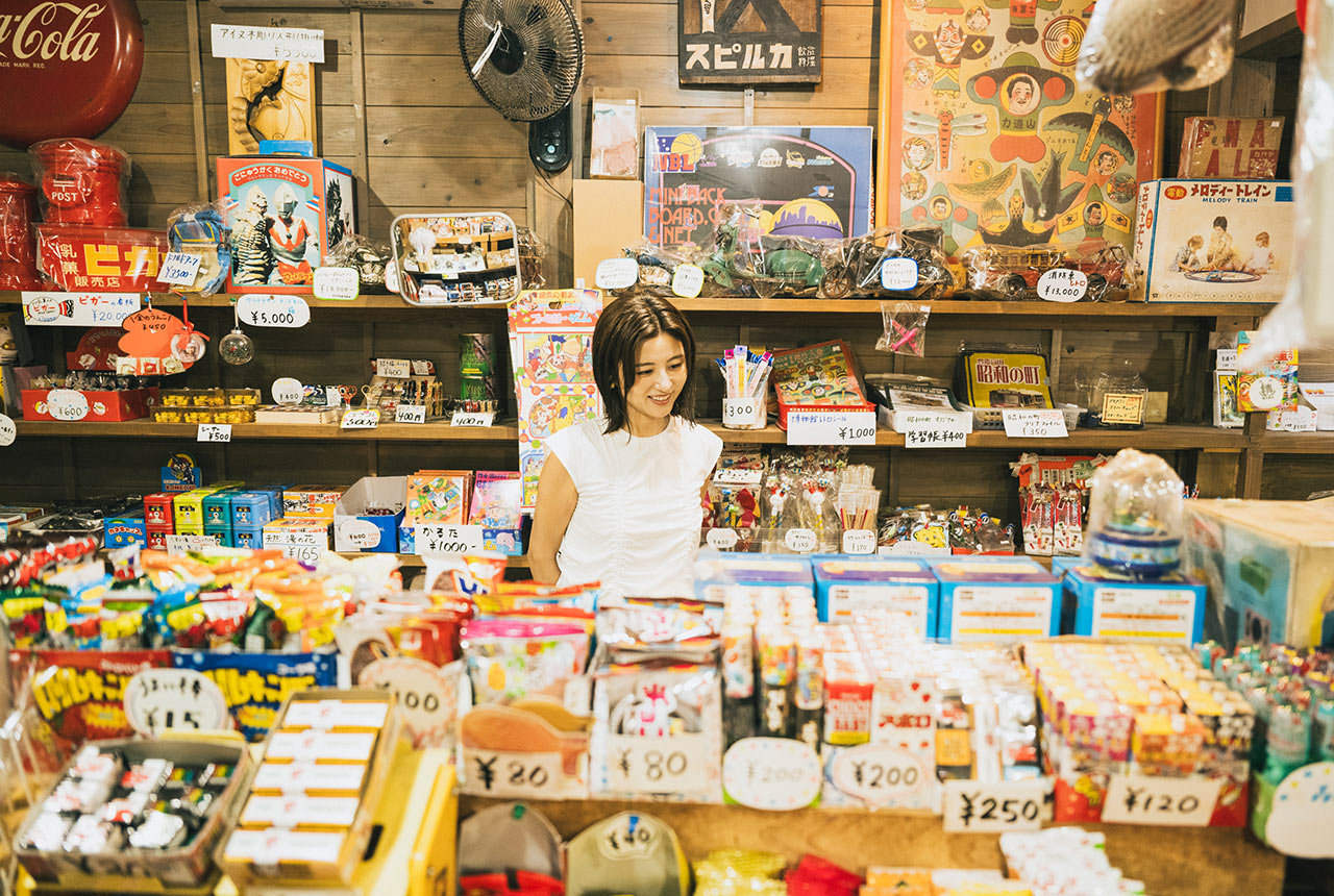 駄菓子エリアでお菓子をチェック中