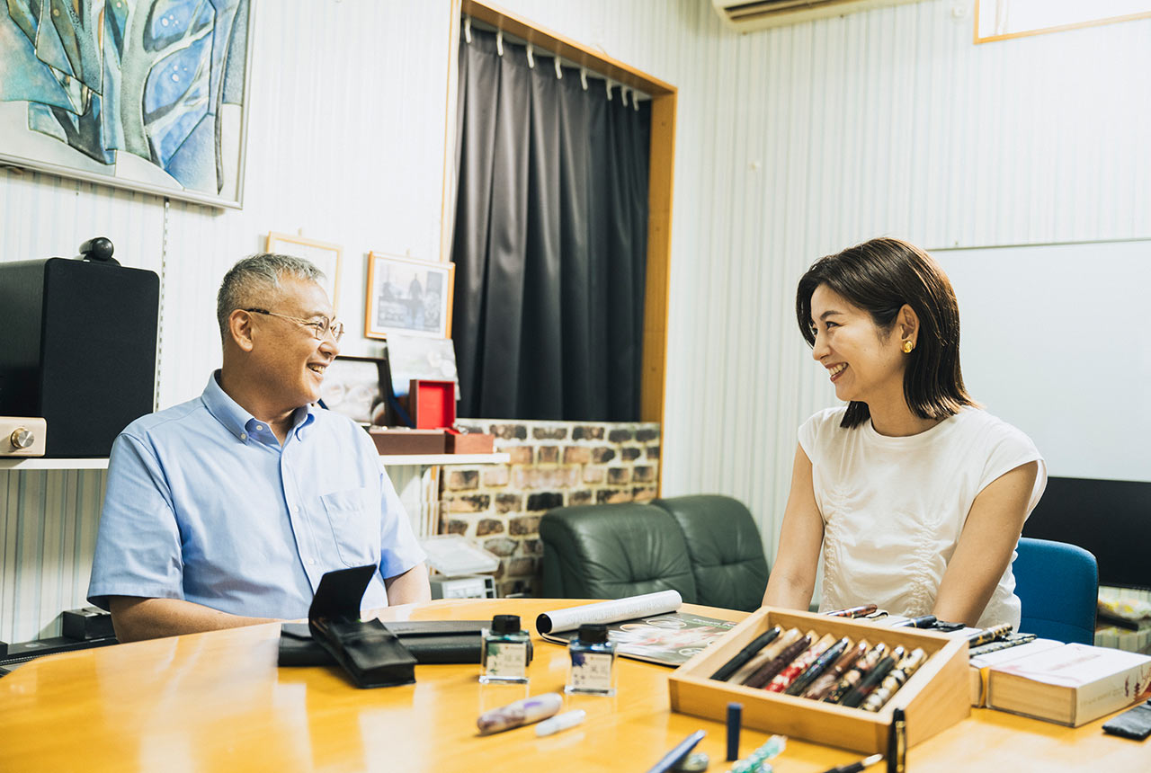 談笑中の宇賀さんと岡垣社長