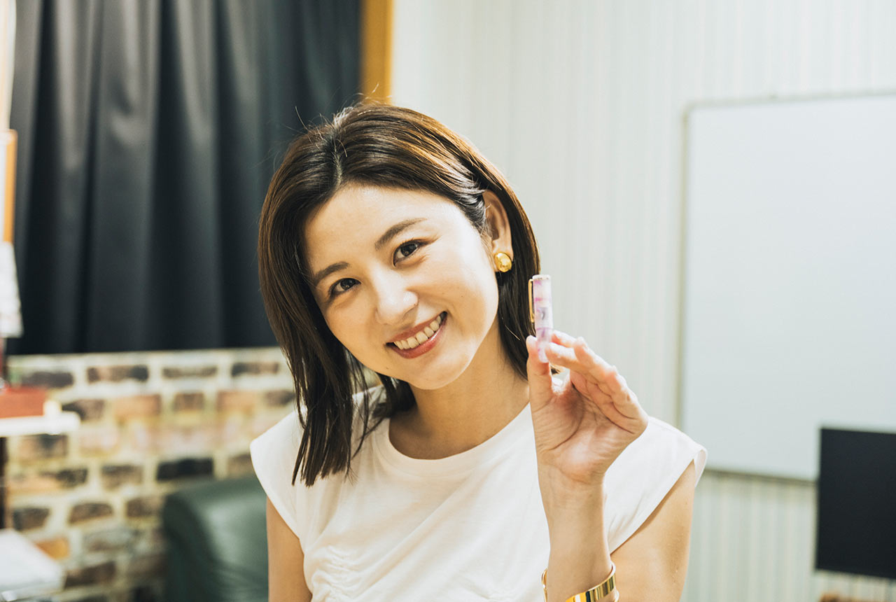 PuChiCo（ぷちこ）を手に笑顔の宇賀さん