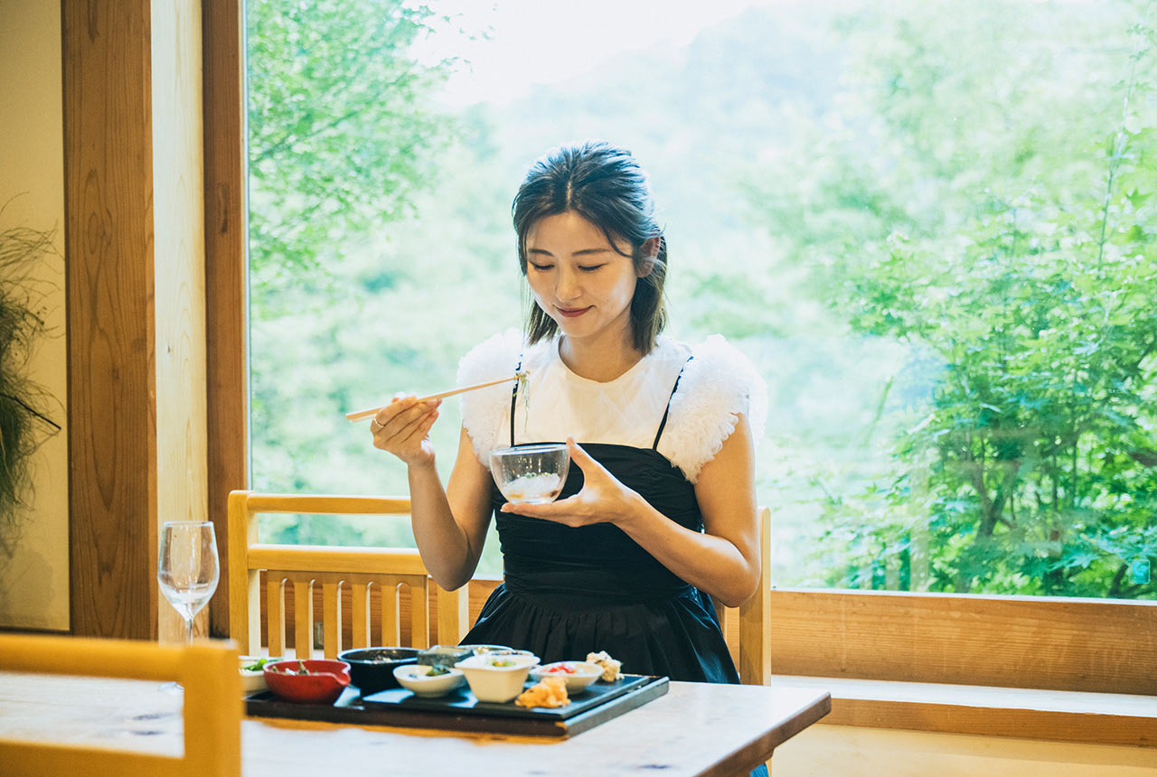 おばんざいを味わう宇賀さん