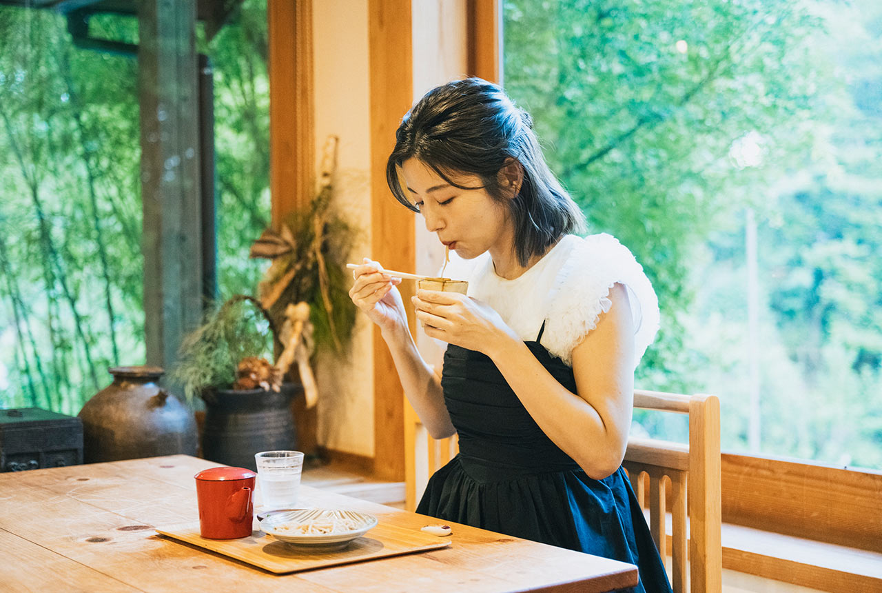 〈豊後高田そば〉を堪能する宇賀さん