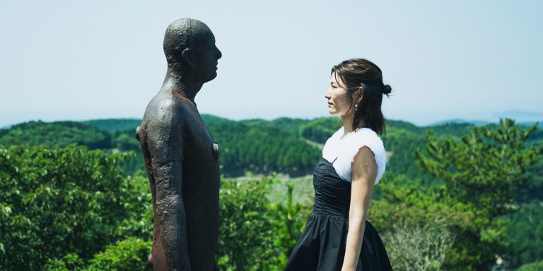 アントニー・ゴームリーの彫刻作品『ANOTHER TIME XX』と向き合う宇賀なつみさん