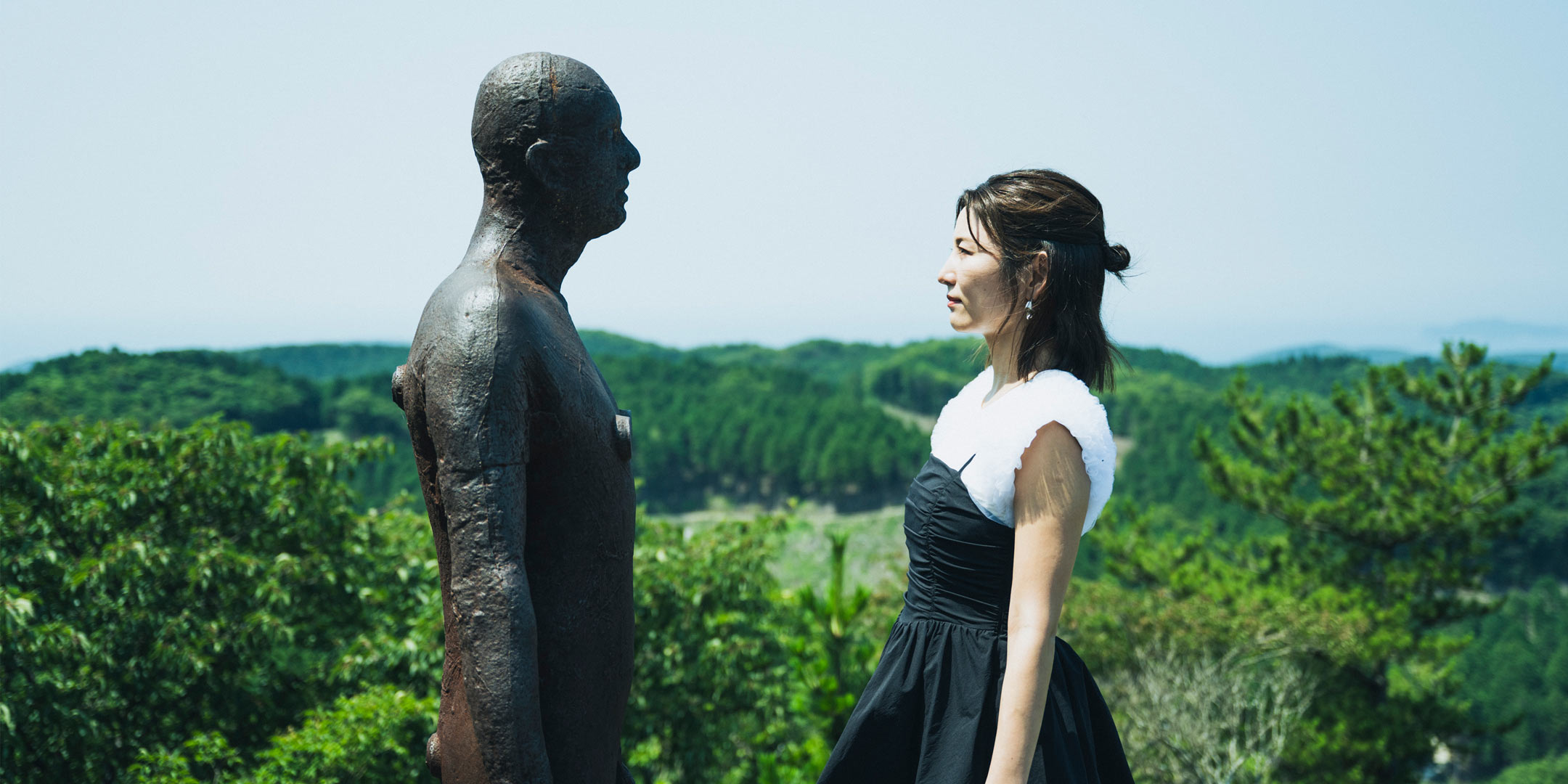 アントニー・ゴームリーの彫刻作品『ANOTHER TIME XX』と向き合う宇賀なつみさん