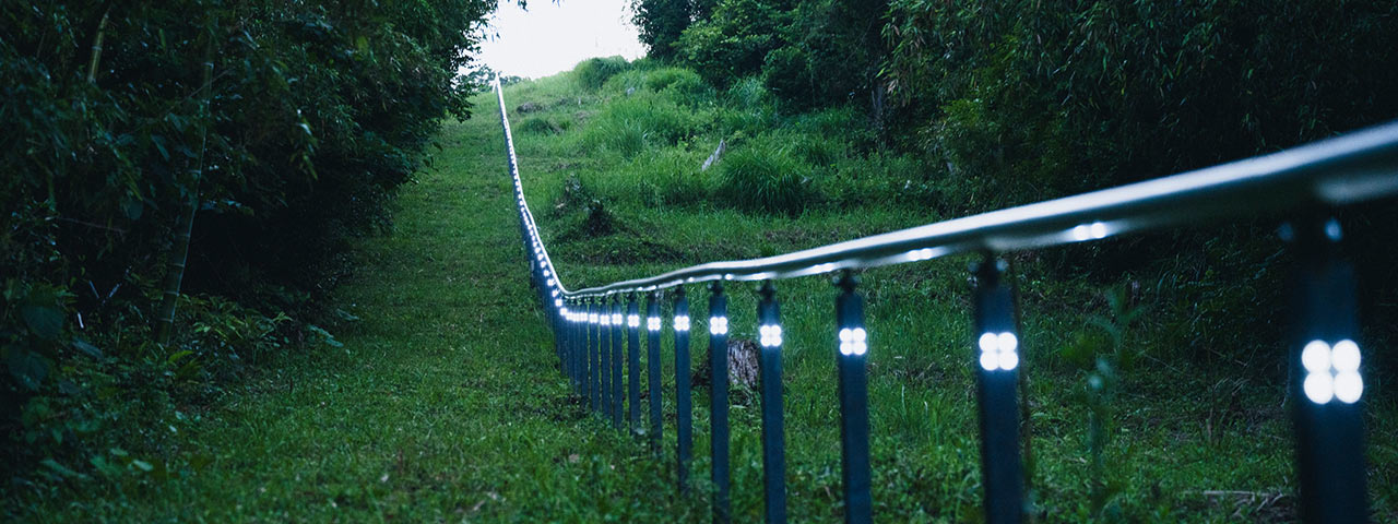 島袋道浩の作品『光る道－階段の無い参道－』