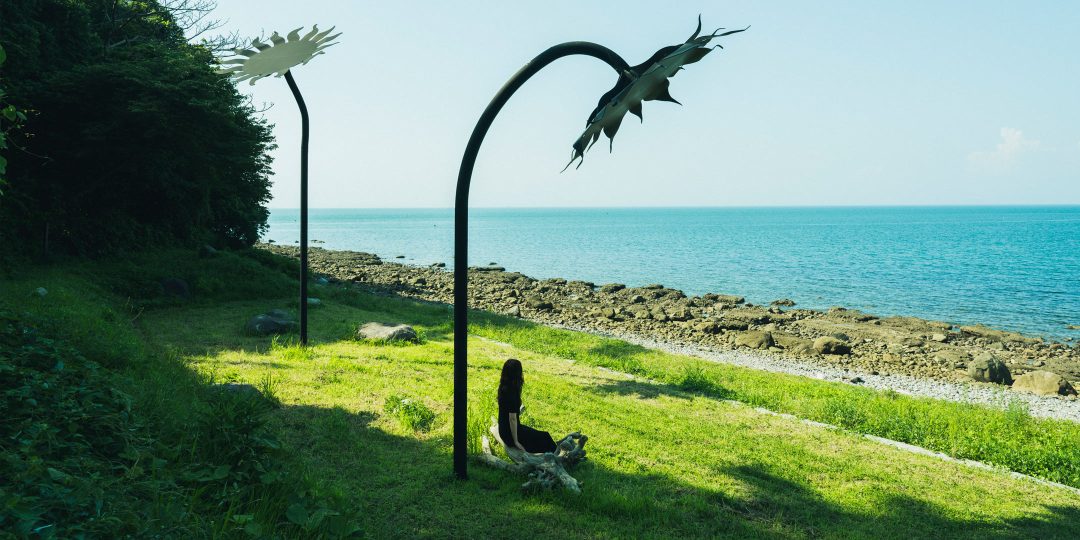 ひまわりの形をしたオブジェの影の下に「自然のベンチ」が生み出される、木村崇人の作品『太陽と坐る』