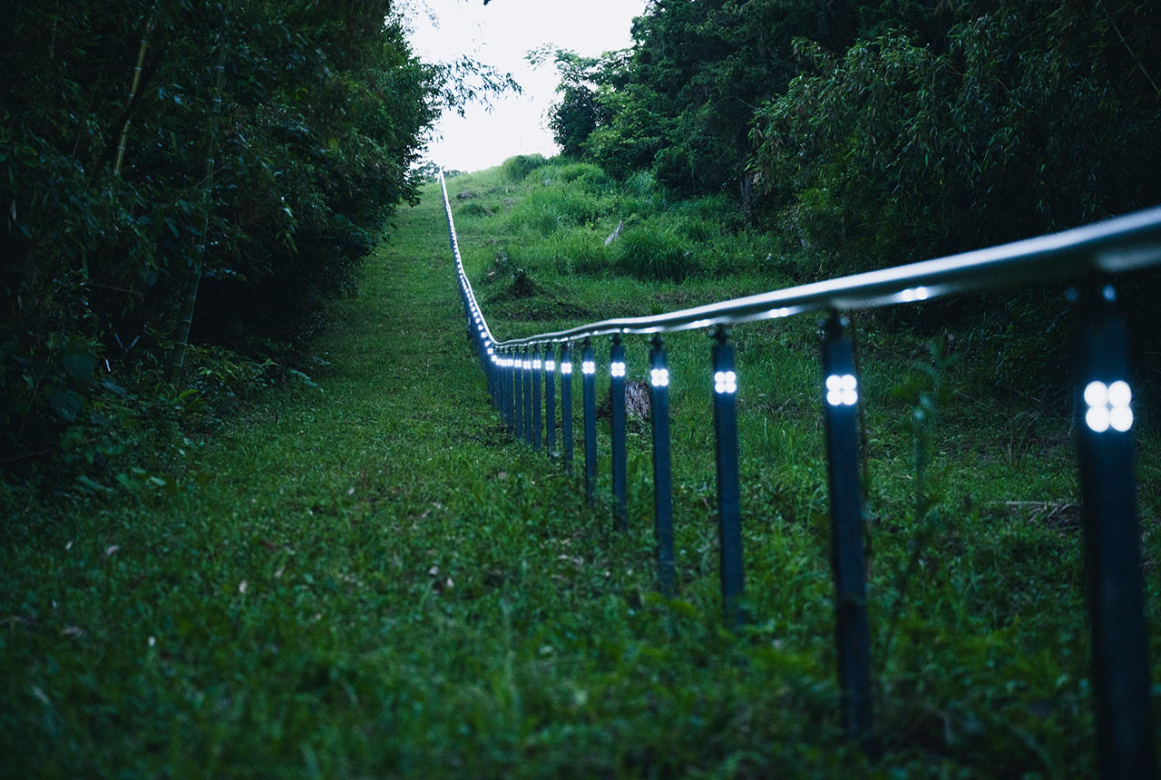 島袋道浩の作品『光る道-階段の無い参道-』