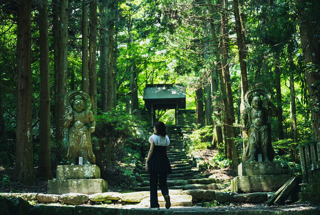 両子寺の参道に立つ仁王像