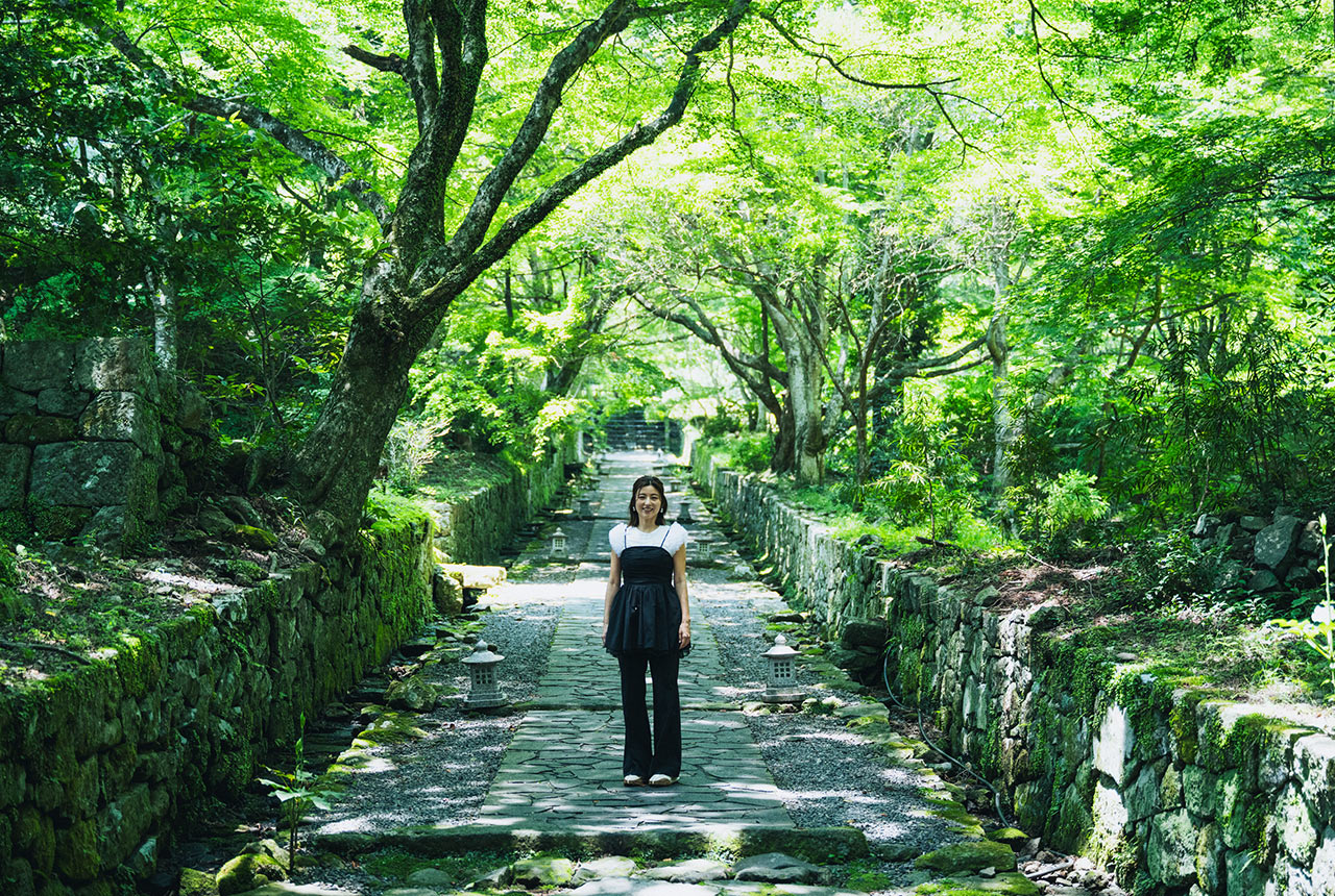 緑が豊かな両子寺の境内を歩く宇賀さん