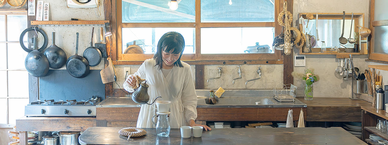 土間のキッチンでお茶を淹れる奈々絵さん