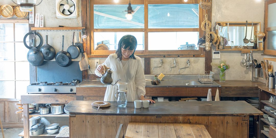 土間のキッチンでコーヒーを淹れる野口奈々絵さん