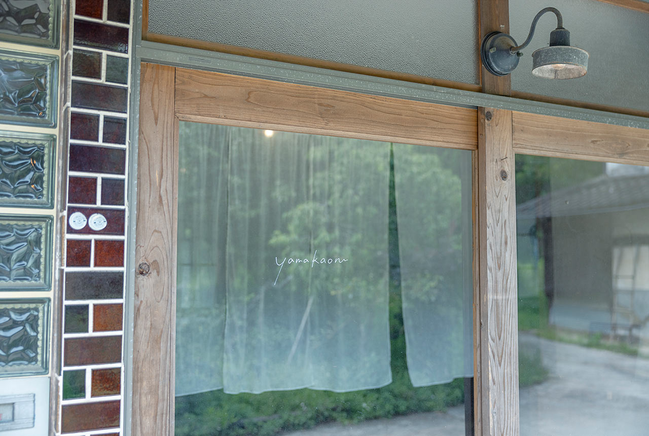 〈yamakaoru〉の入口の扉