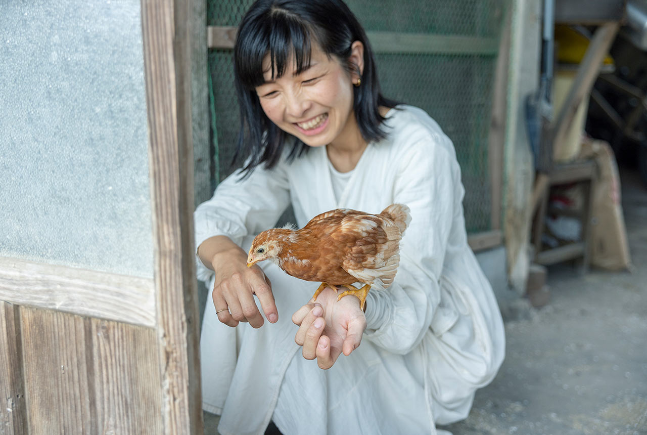 奈々絵さんの手首にのったウズラ