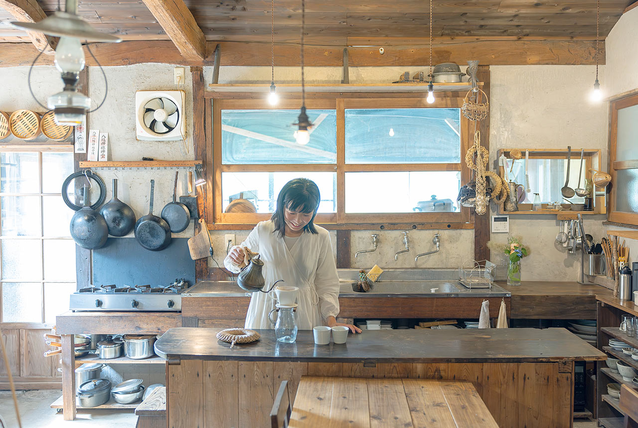 キッチンに立ちコーヒーを淹れる奈々絵さん
