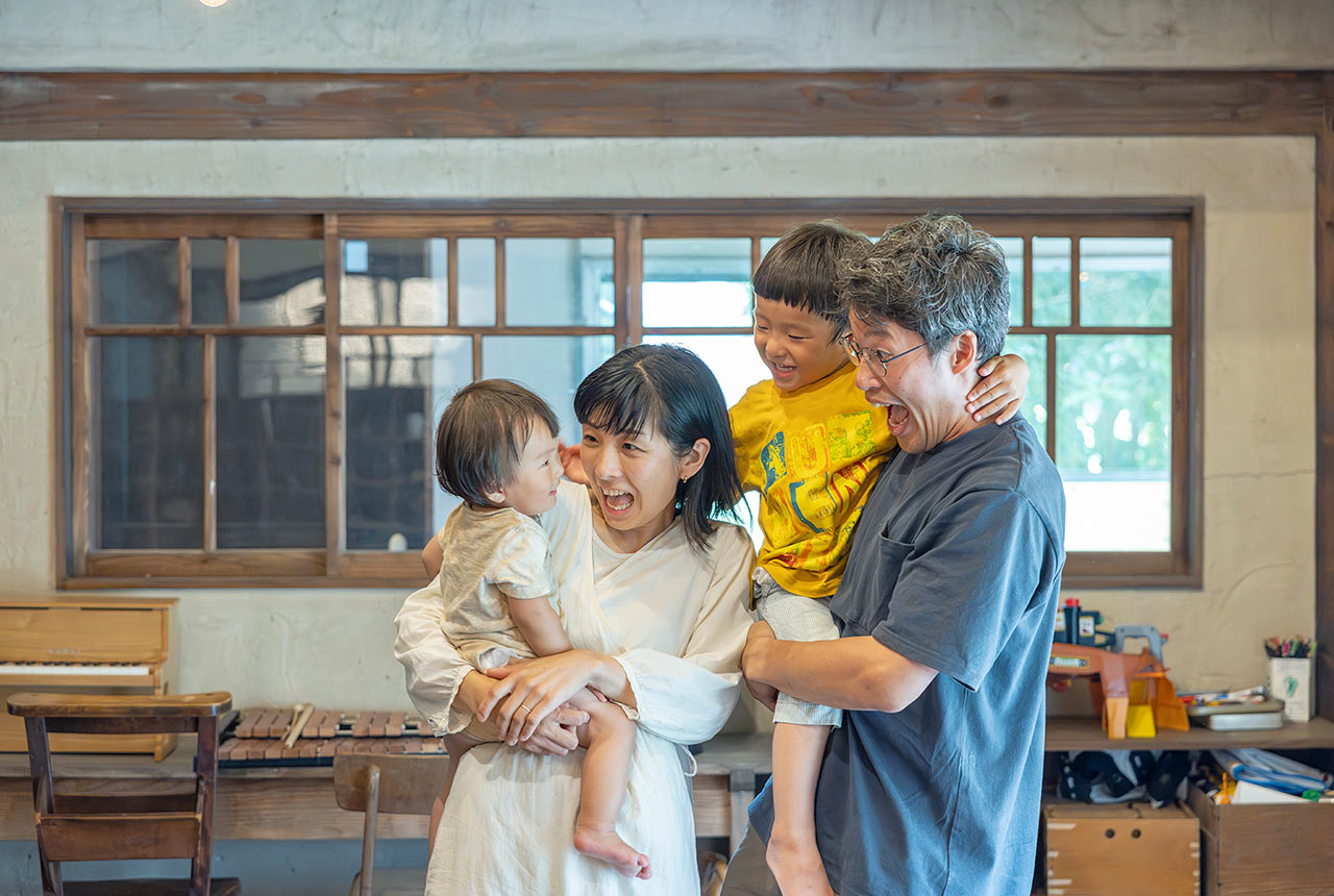 みんな笑顔の奈々絵さん、泰秀さんと2人のお子さん